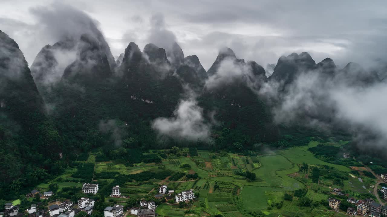 喀斯特山脉鸟瞰图时移图位于中国广西桂林市阳朔县兴平古镇附近。视频下载