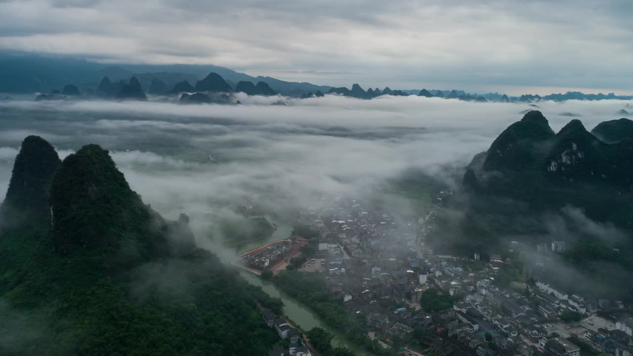 喀斯特山脉鸟瞰图时移图位于中国广西桂林市阳朔县兴平古镇附近。视频下载