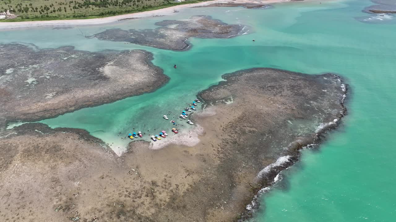 在圣米格尔多斯米拉格雷斯海滩的天然游泳池在巴西阿拉戈斯。视频素材