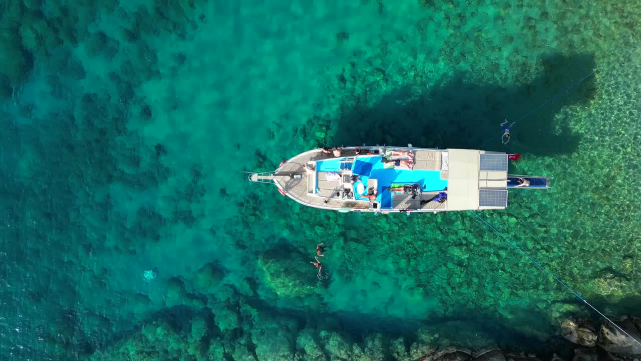 乘船观赏地中海海湾。视频素材