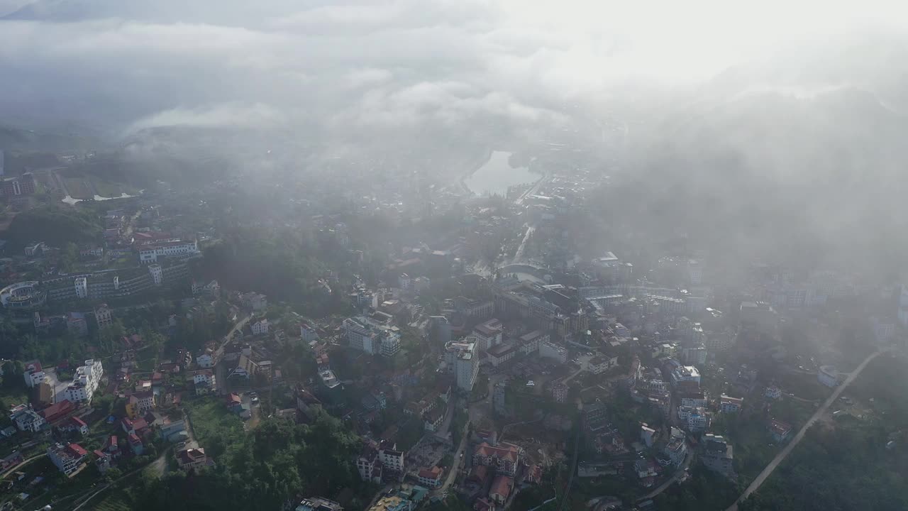 沙帕镇的山景在越南北部闪耀视频素材