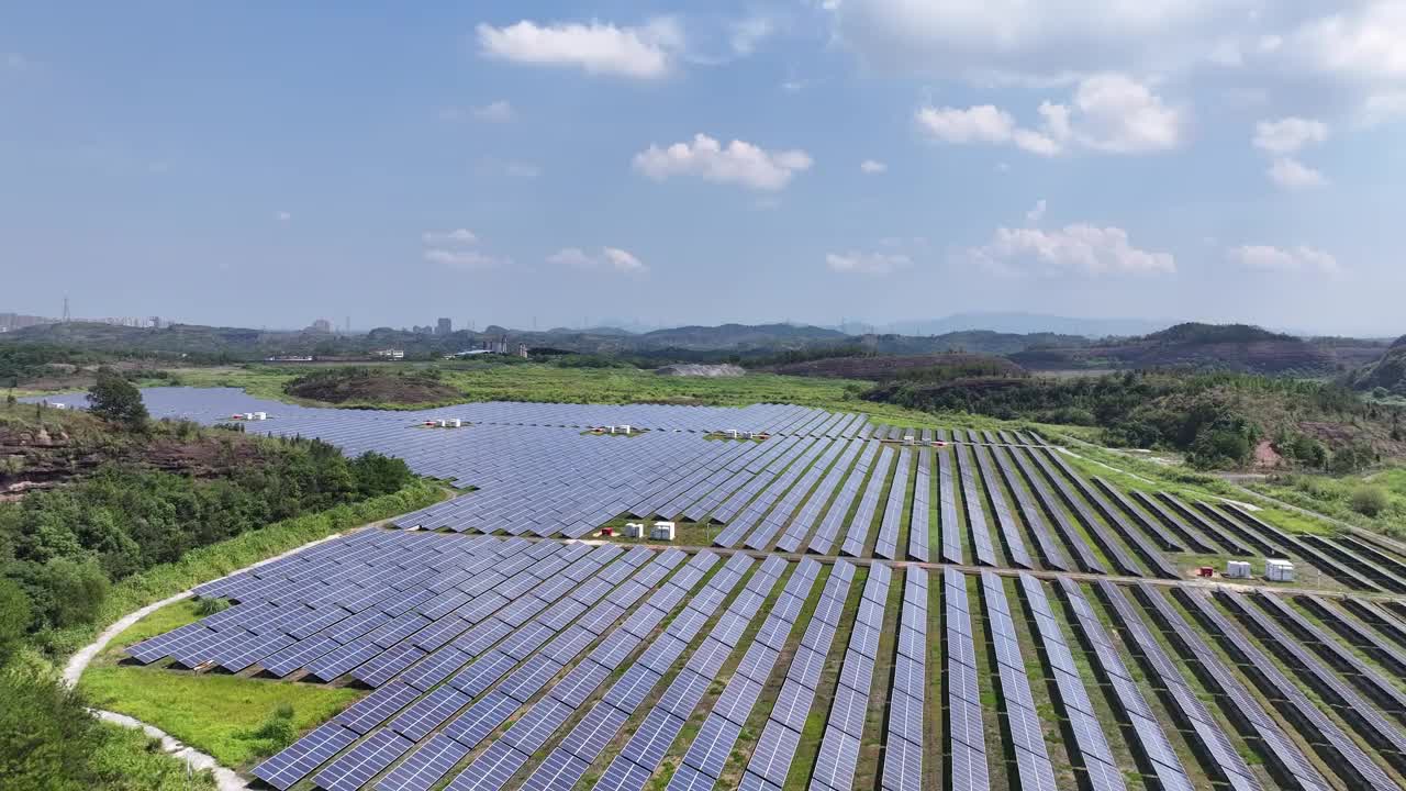 太阳能农场的航拍照片视频素材