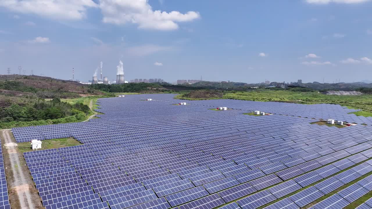 太阳能农场的航拍照片视频素材