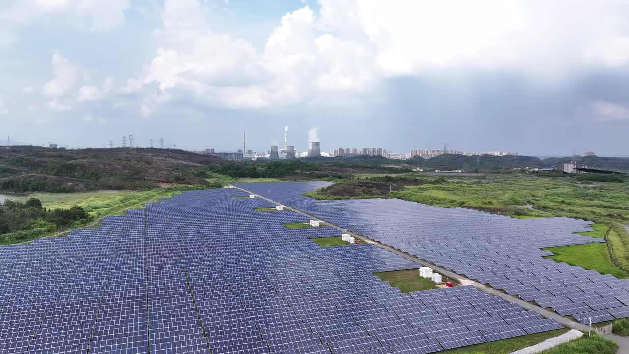 太阳能农场的航拍照片视频素材