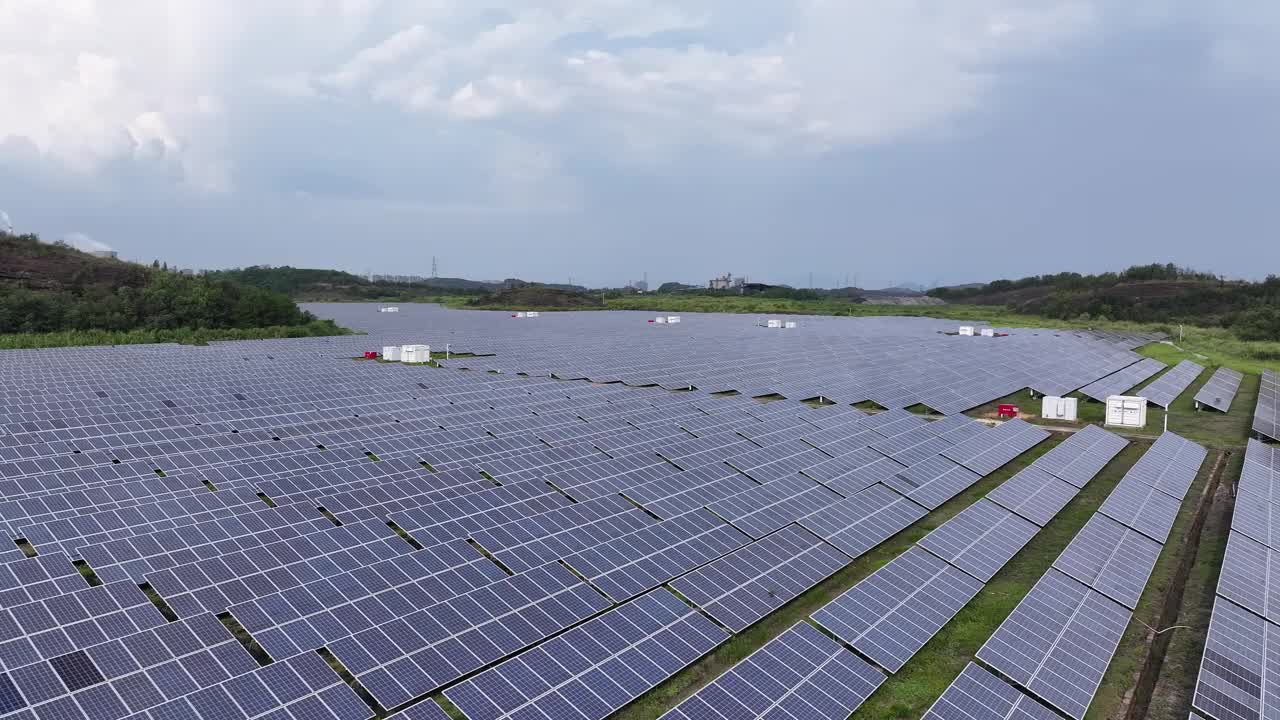 太阳能农场的航拍照片视频素材