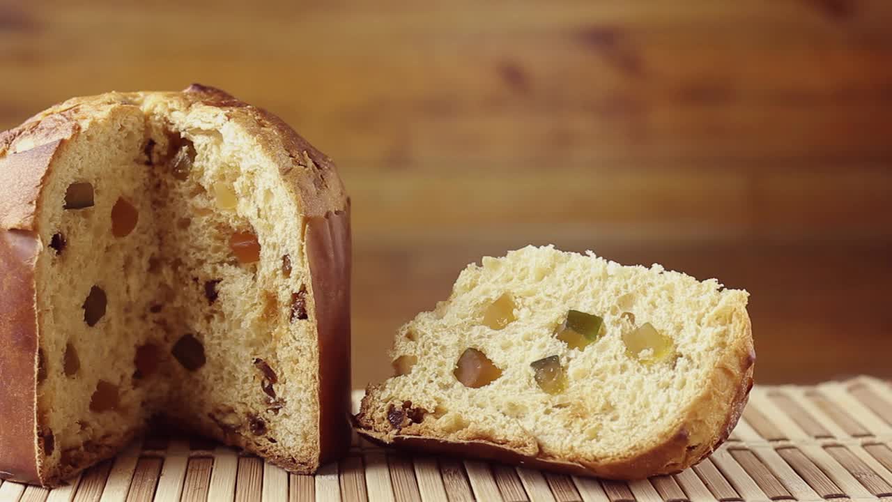 用蜜饯水果填充的意大利馅饼。传统的圣诞面包，里面塞满了干果，放在质朴的木桌上视频下载