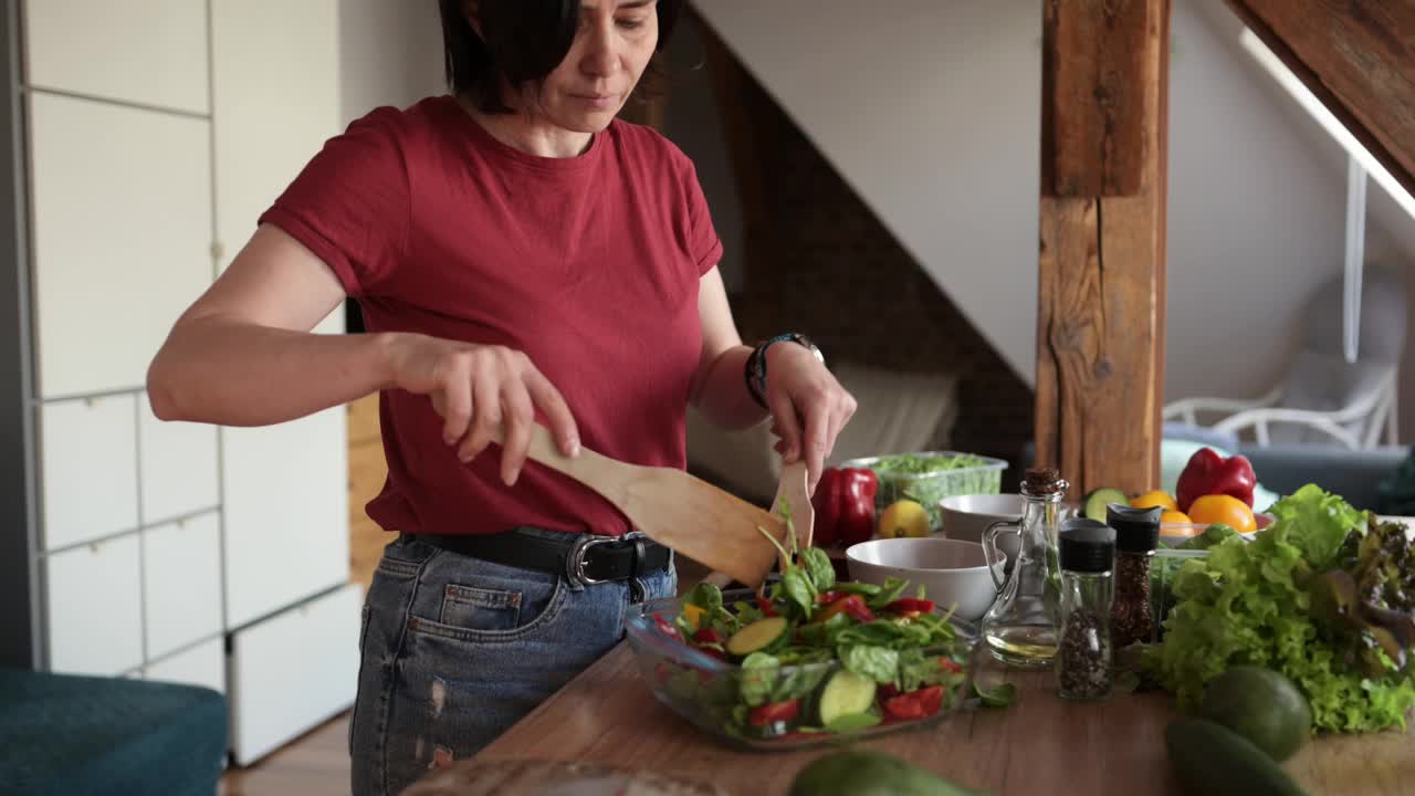 年轻女子在家庭厨房做饭视频素材