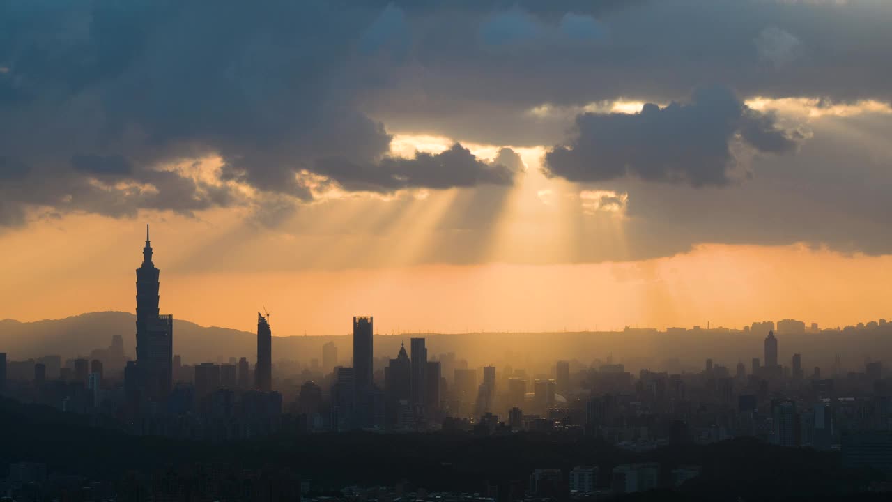 黄昏时分，太阳冲破云层，照在台北市上。视频素材