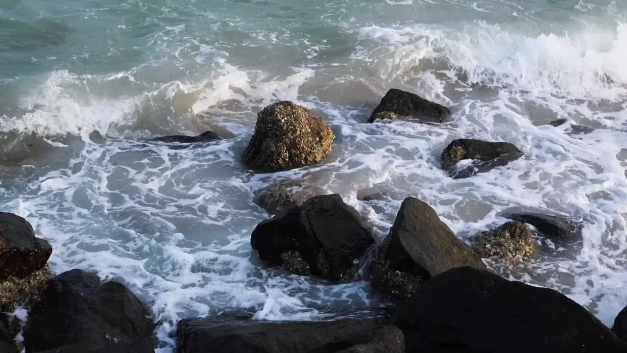 海浪飞溅沙滩线在傍晚的海景。暗水概念。视频素材