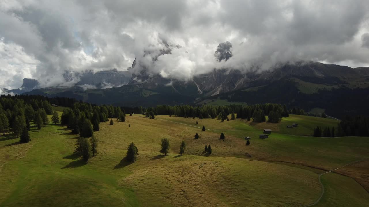 高空鸟瞰图高山景观与绿色草甸在阿尔卑斯山白云石。视频素材