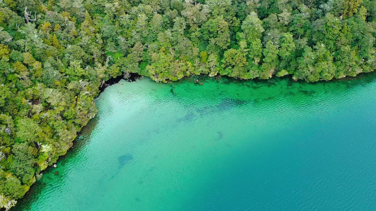 体验宁静湖泊的宁静之美，因为我们捕捉到宁静海岸风景如画的景色，在那里，大自然的简单满足了清澈的海水的温柔拍打视频素材