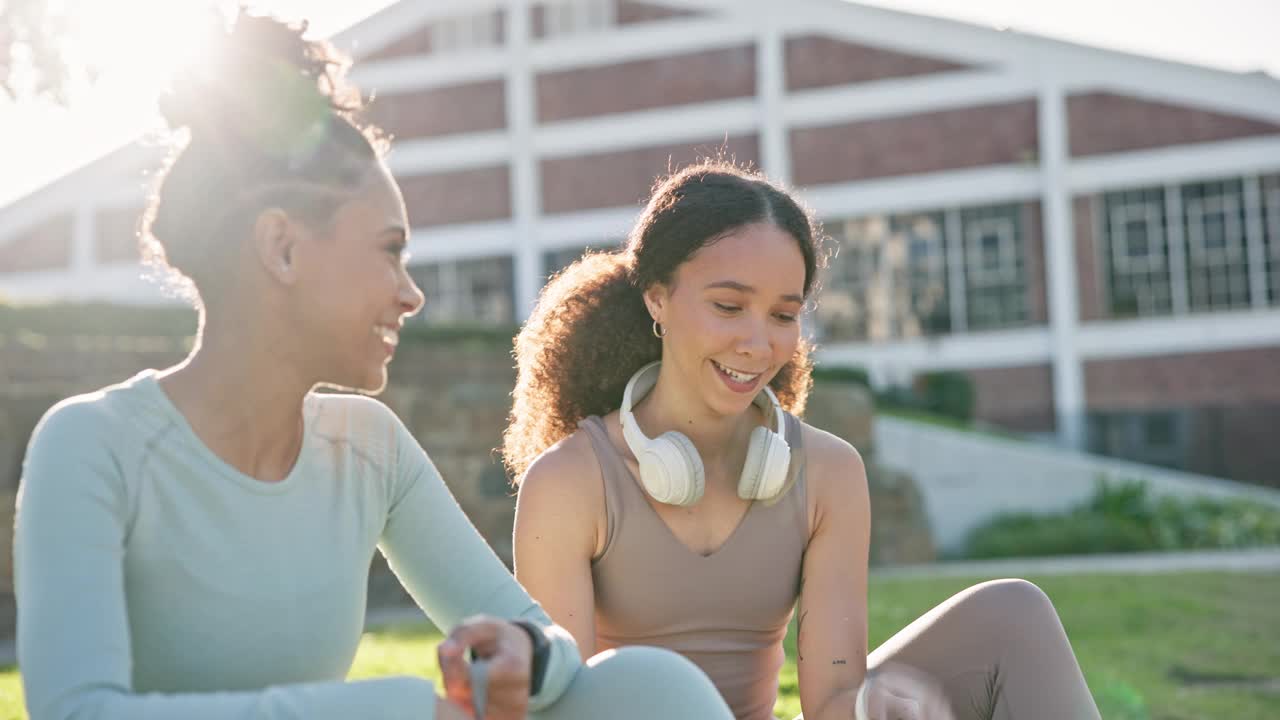 健身，户外和女朋友在健身后放松的时候聊天。z世代，微笑和快乐的年轻女性在运动训练或锻炼后一起交谈，建立联系和休息。视频素材