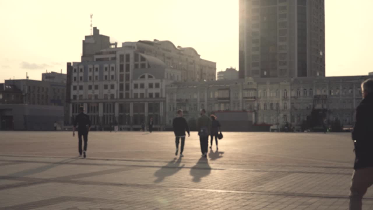 无法辨认的行人走在大城市阳光普照的广场上视频下载