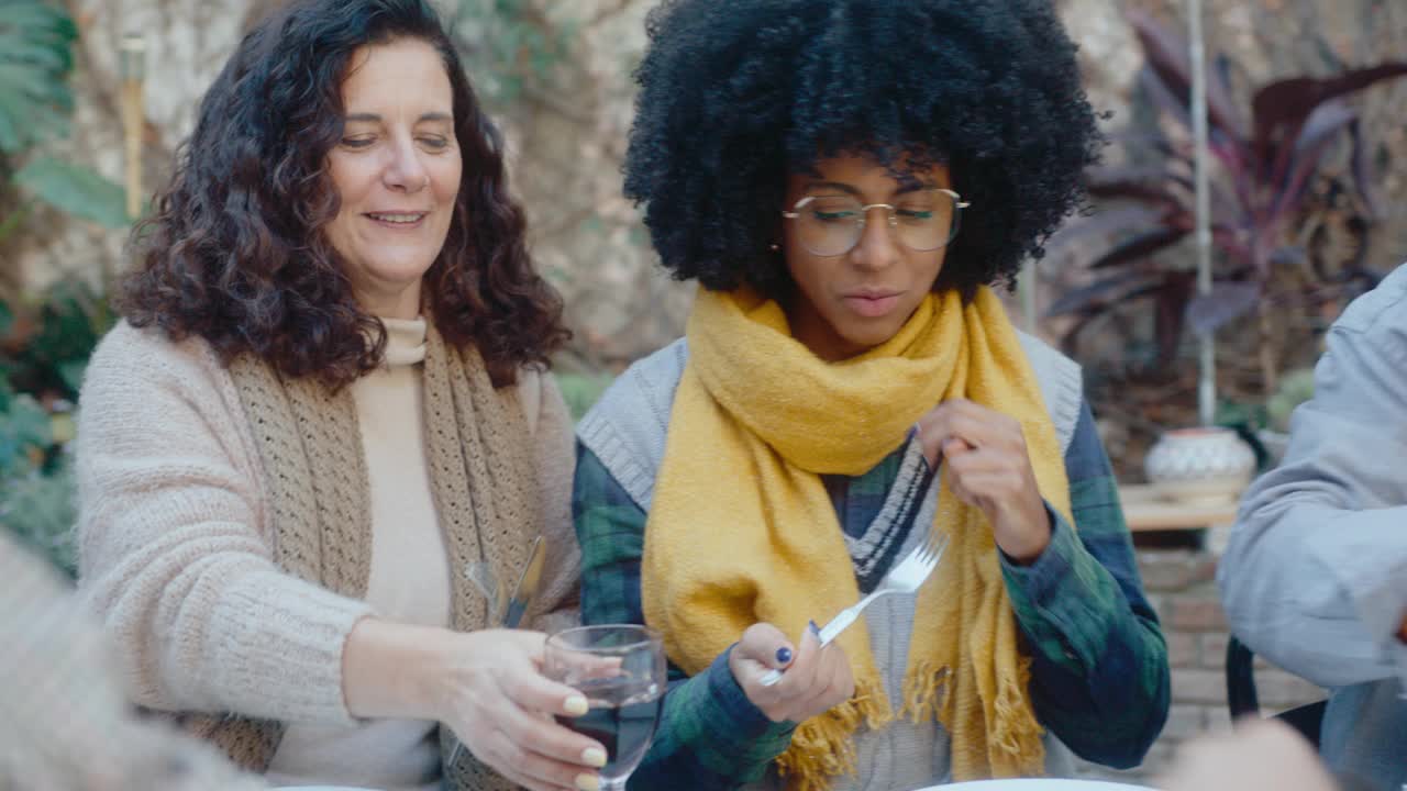 女性朋友在户外晚宴上的用餐和交谈视频素材