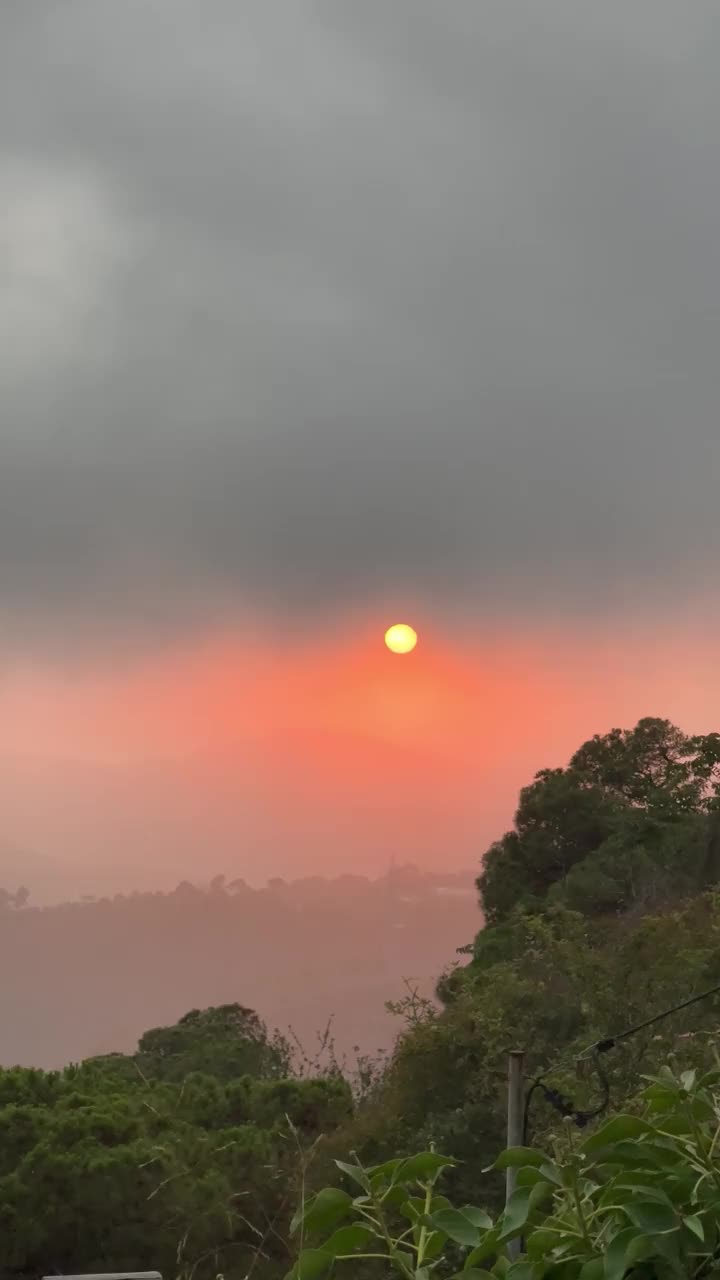 西班牙巴塞罗那蒂比达博山顶的夏日夕阳视频下载