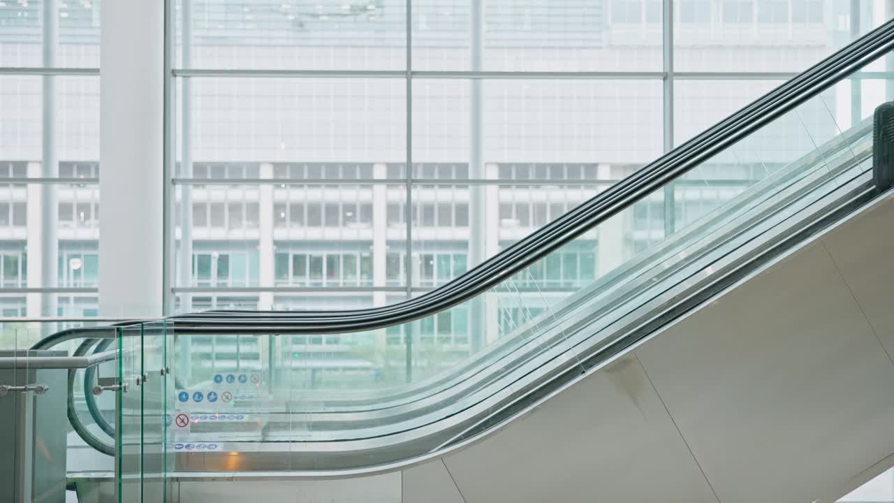 电梯，电话和一个商务女性在机场带着行李旅行，度假或度假。客户带着行李箱或行李登机或住在酒店，用智能手机进行通信视频素材