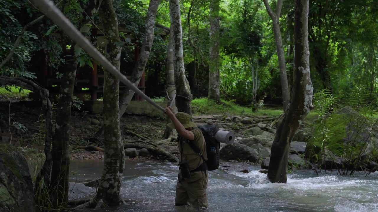 亚洲长者徒步探险。视频素材