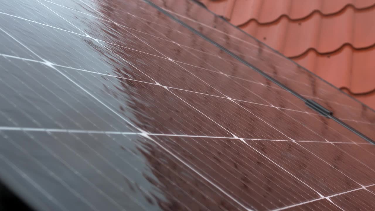 阴雨天私人住宅屋顶的光伏太阳能板视频下载