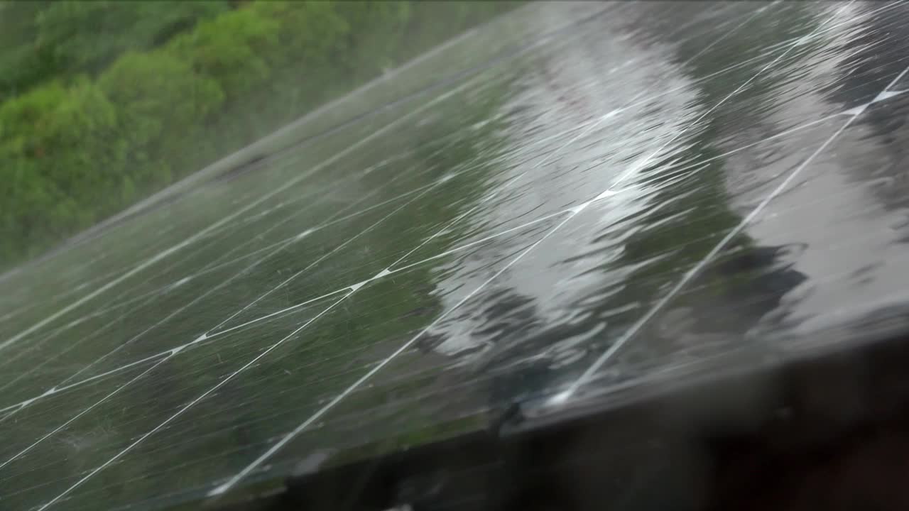 阴雨天私人住宅屋顶的光伏太阳能板视频下载