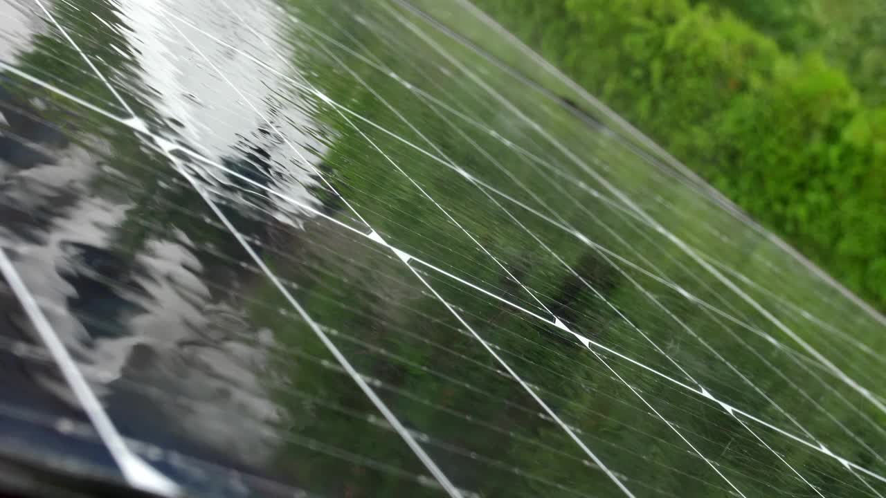 阴雨天私人住宅屋顶的光伏太阳能板视频下载