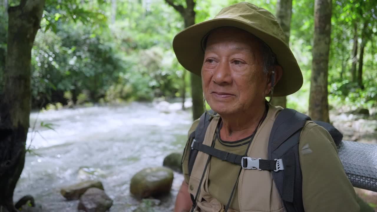 亚洲长者徒步探险。视频素材