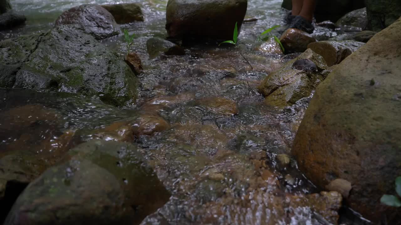 低角度拍摄，亚洲老人徒步探险。慢镜头视频素材