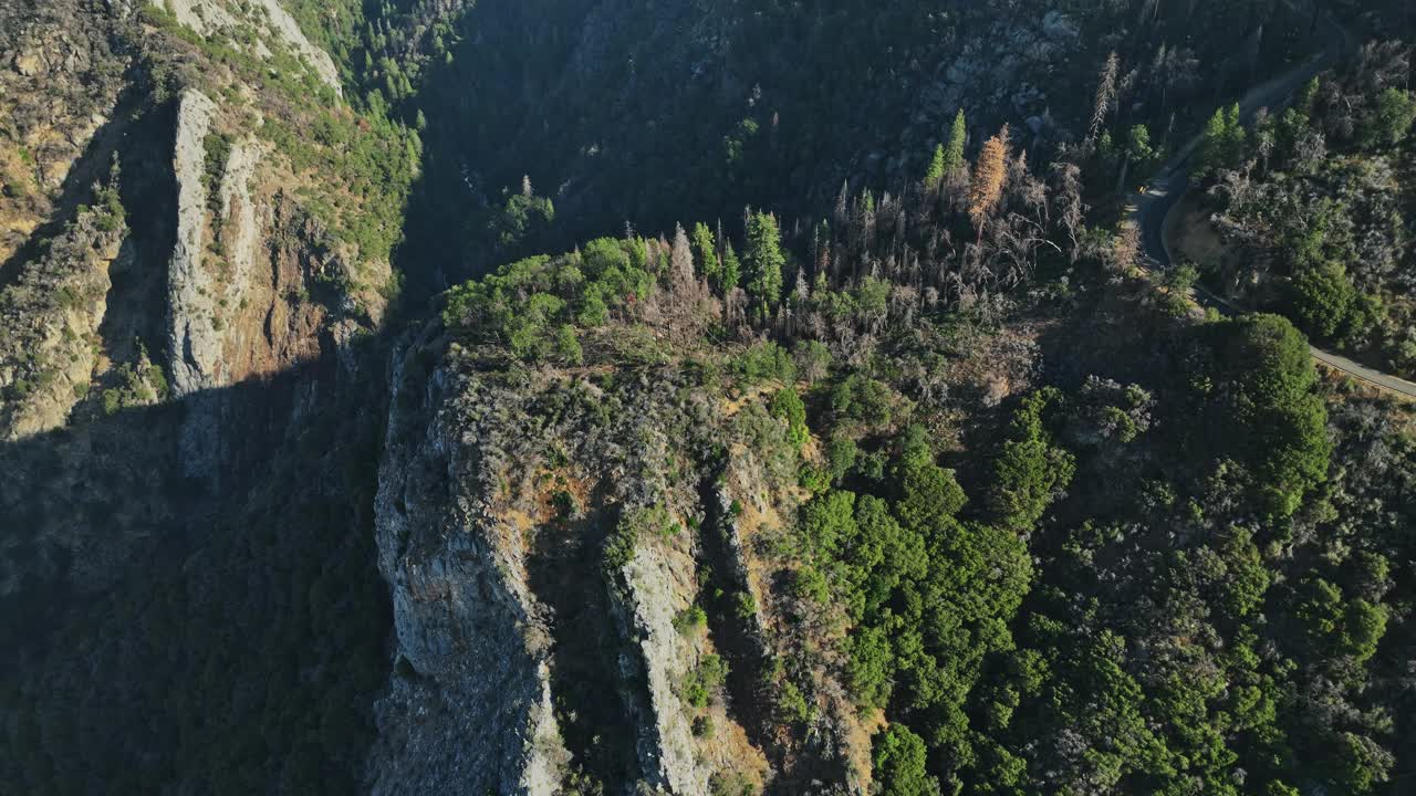 一条公路穿过一座山的鸟瞰图视频素材