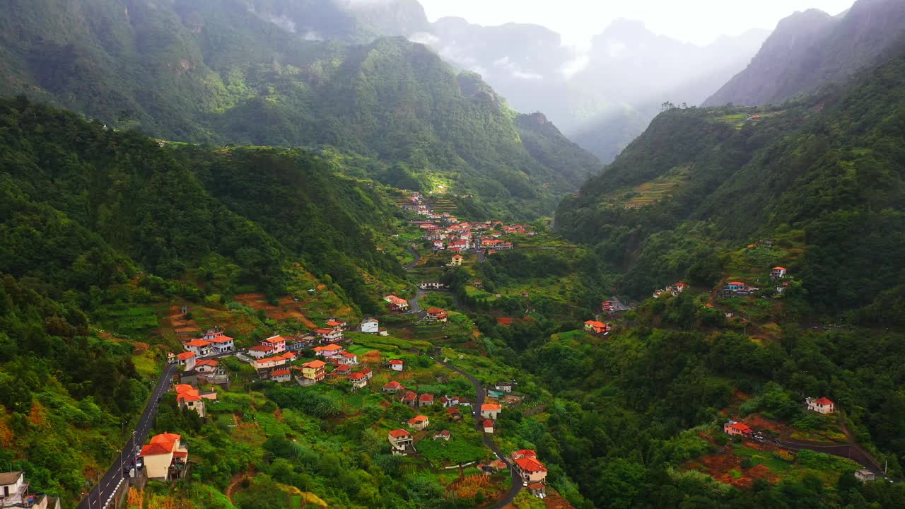 空中无人机拍摄的风景小镇在山谷中的马德拉岛，葡萄牙视频素材