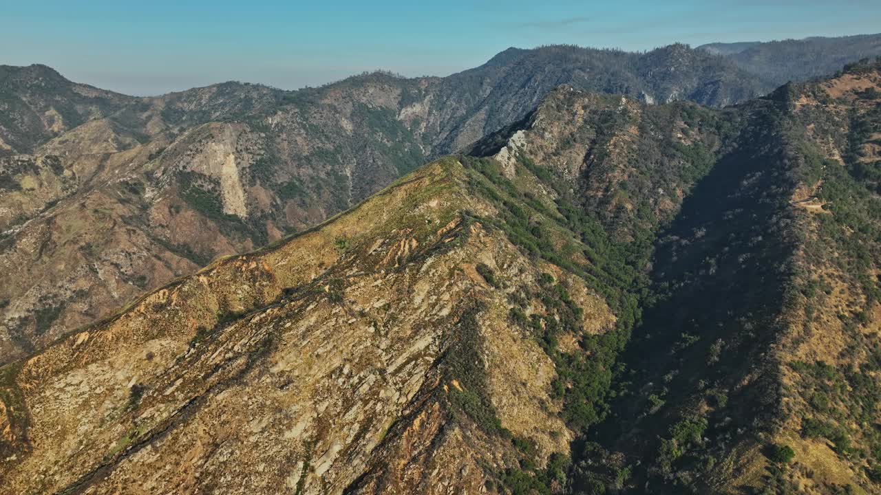 山中山脉的鸟瞰图视频素材