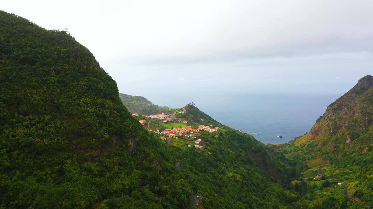 俯瞰大西洋，马德拉岛绿山上的风景村庄鸟瞰图视频素材