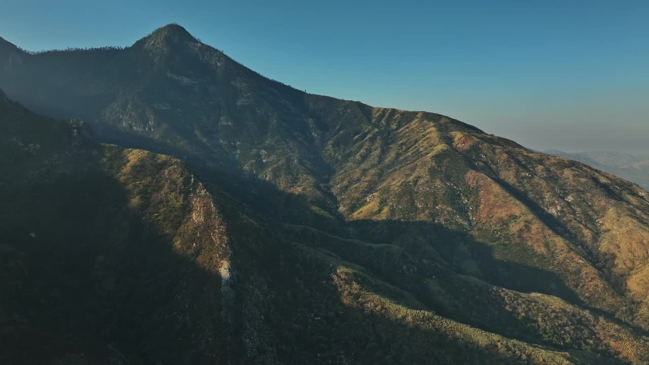 从飞机上看山脉的景色视频素材