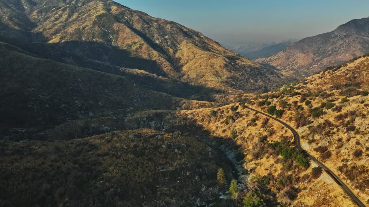 山间蜿蜒道路的鸟瞰图视频素材