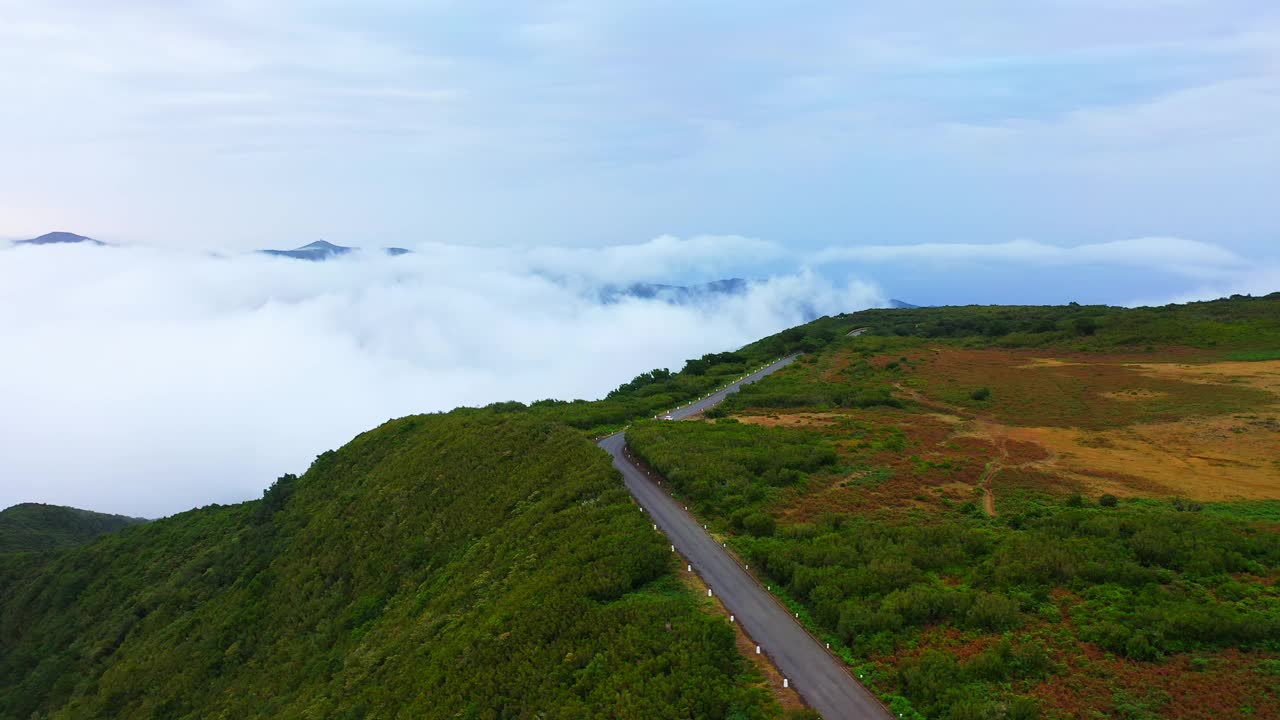 空中无人机拍摄的山路沿着云景在马德拉岛视频素材