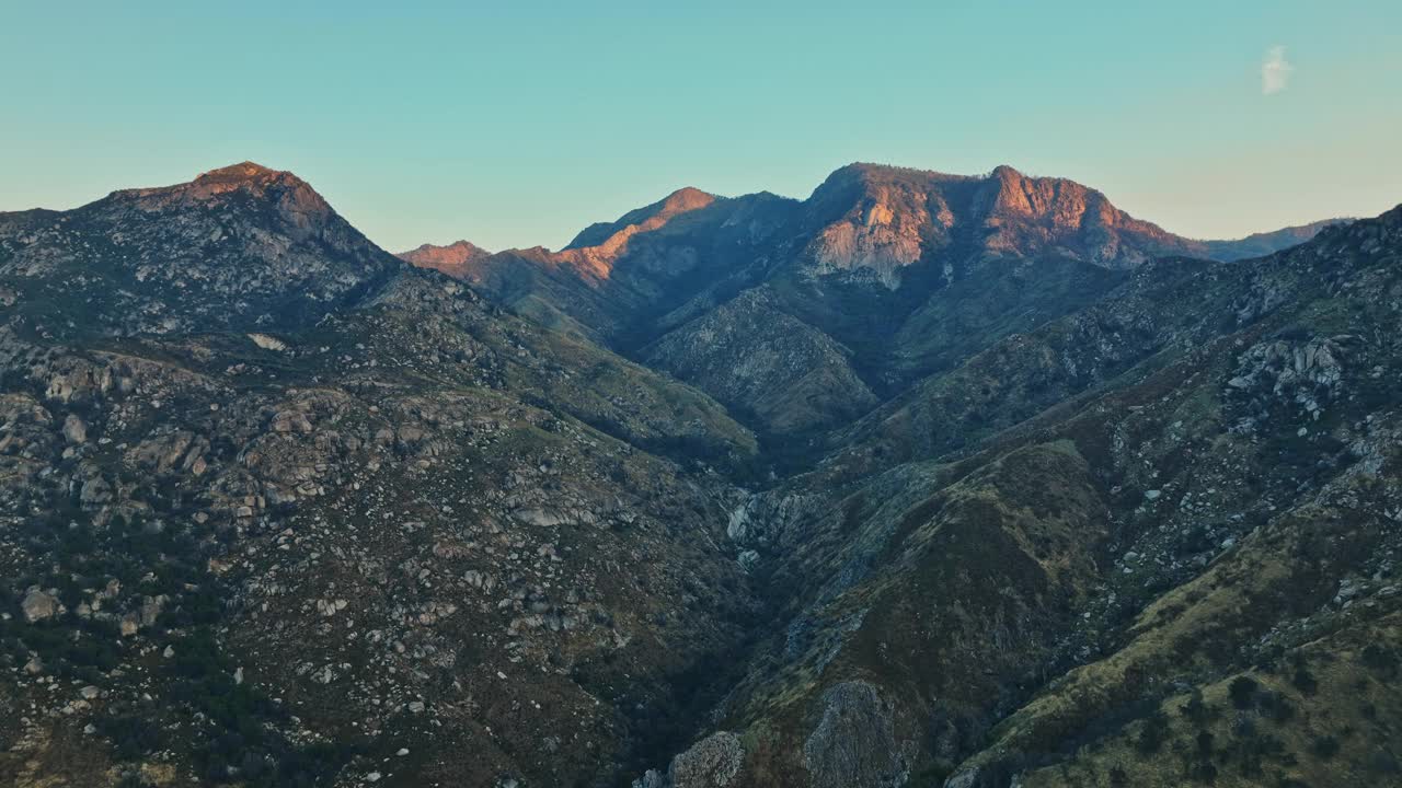 从飞机上看山脉的景色视频素材