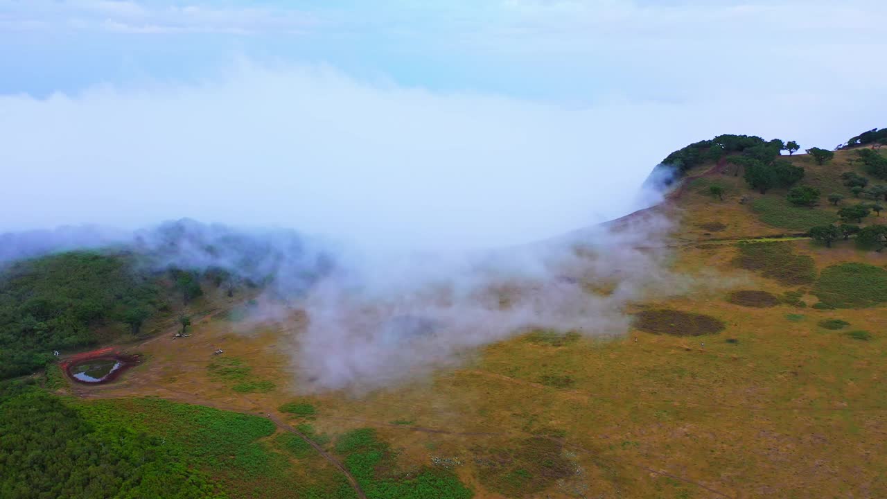 空中无人机拍摄的云覆盖在马德拉山脉景观视频素材