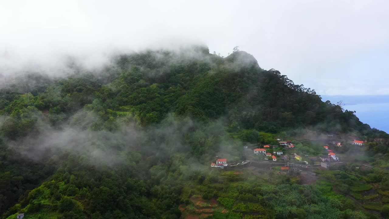 空中无人机拍摄的偏远村庄在热带风景如画的青山在马德拉岛视频素材