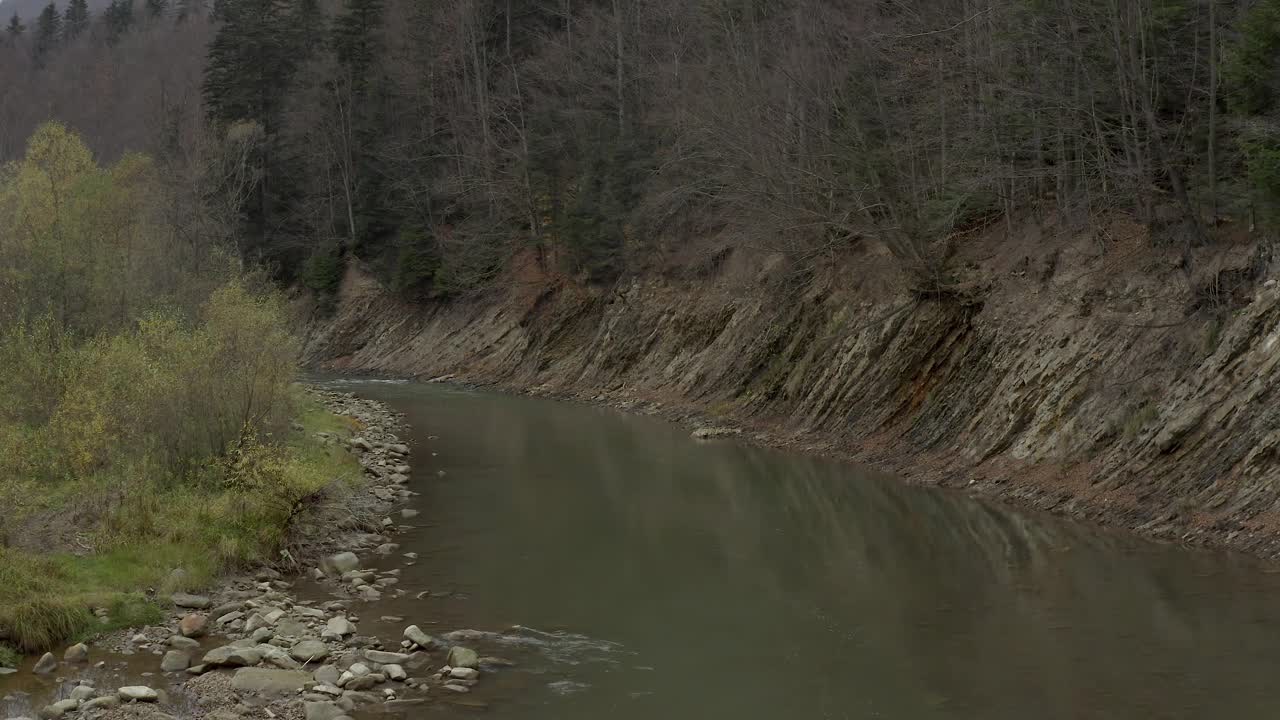 秋天，飞越山间的河流视频素材