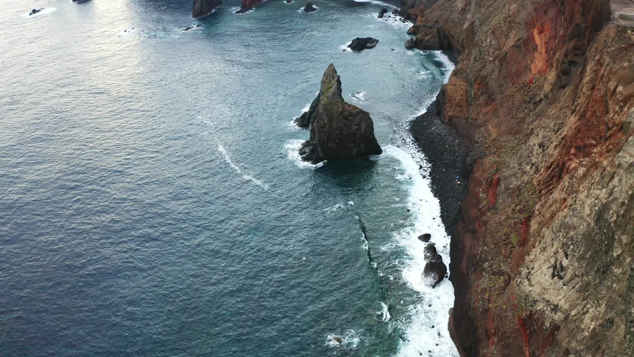 空中无人机拍摄美丽的岩石形成在海在马德拉岛视频素材