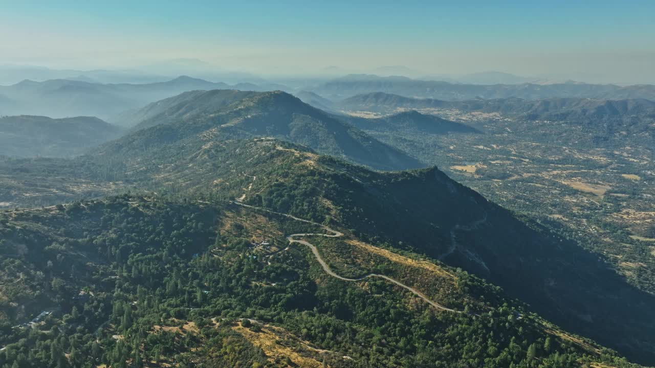 一条蜿蜒穿过群山的公路的鸟瞰图视频素材