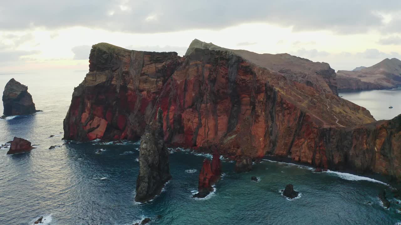 空中无人机拍摄崎岖的海岸线和山脉对多云的天空视频素材