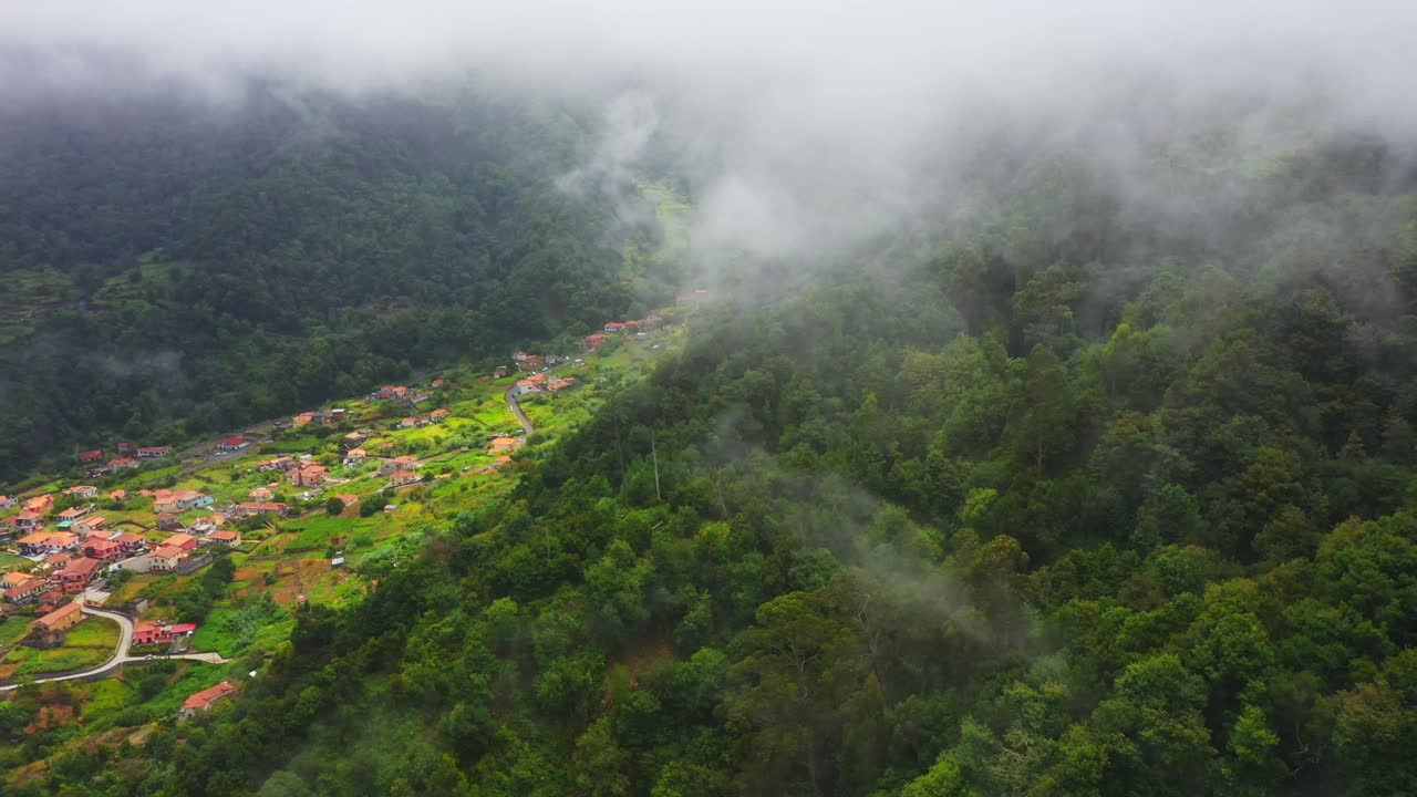 马德拉岛热带绿山和小村庄的空中无人机视图视频素材