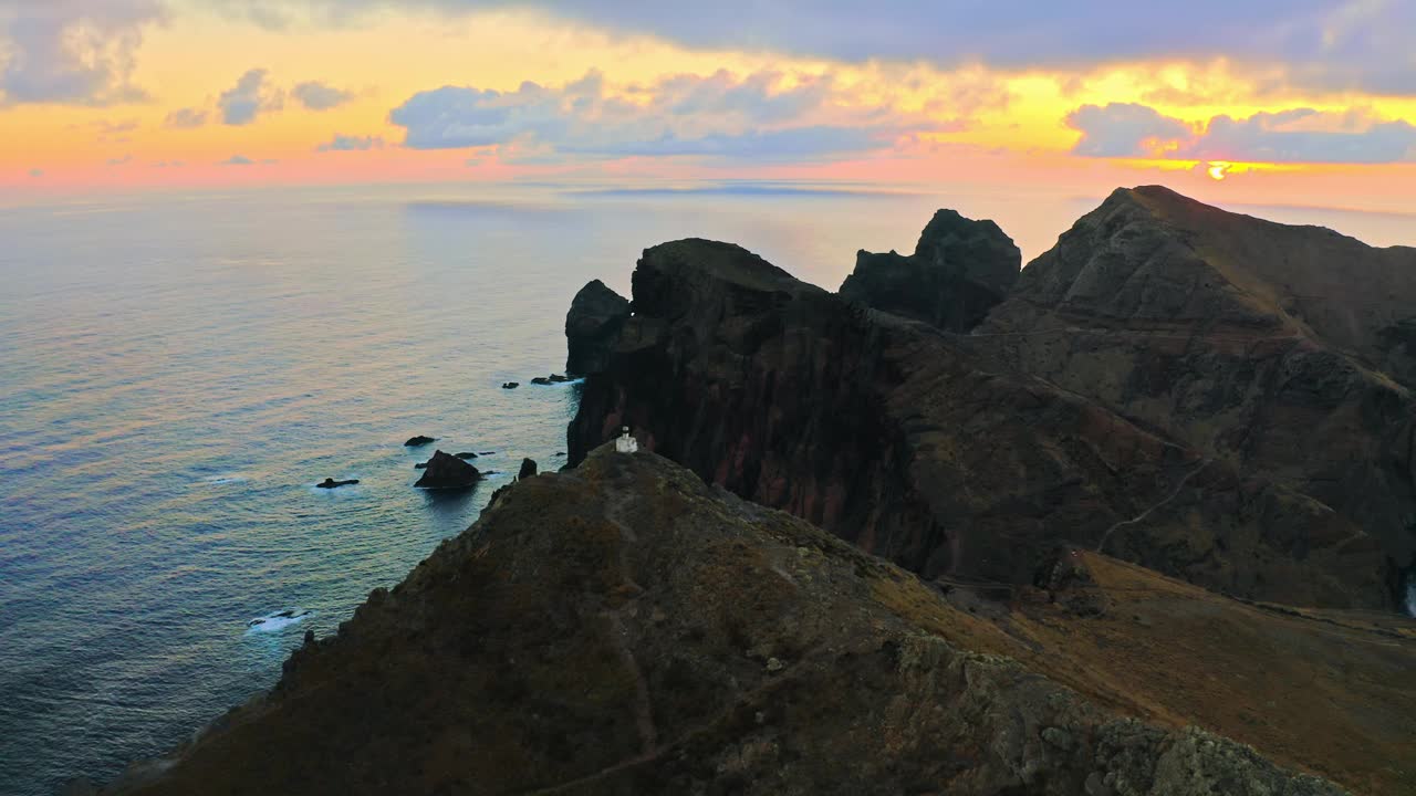 空中无人机拍摄落基山脉和海景对多云的天空在日落视频素材