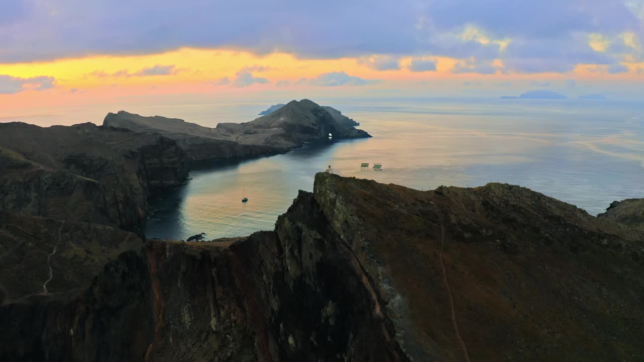 空中无人机拍摄落基山和海景在黄昏多云的天空视频素材