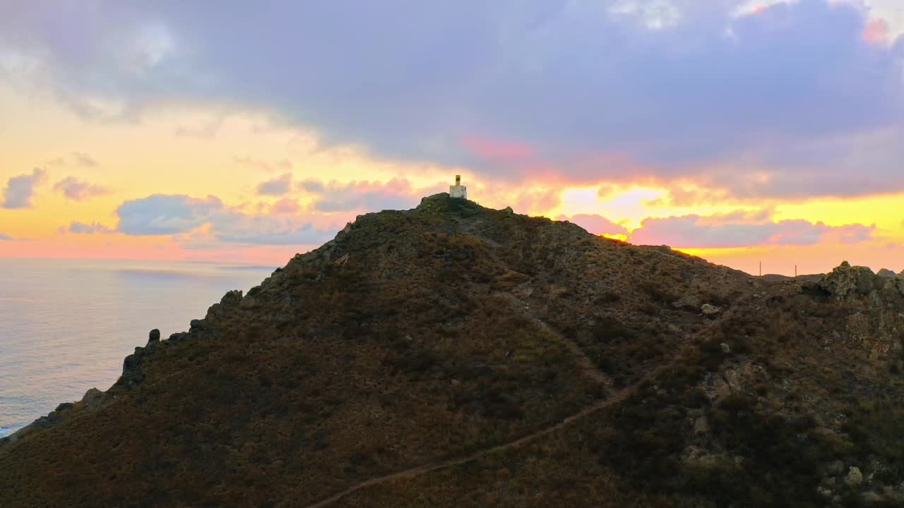 空中无人机拍摄落基山脉和海景在黄昏多云的橙色天空视频素材