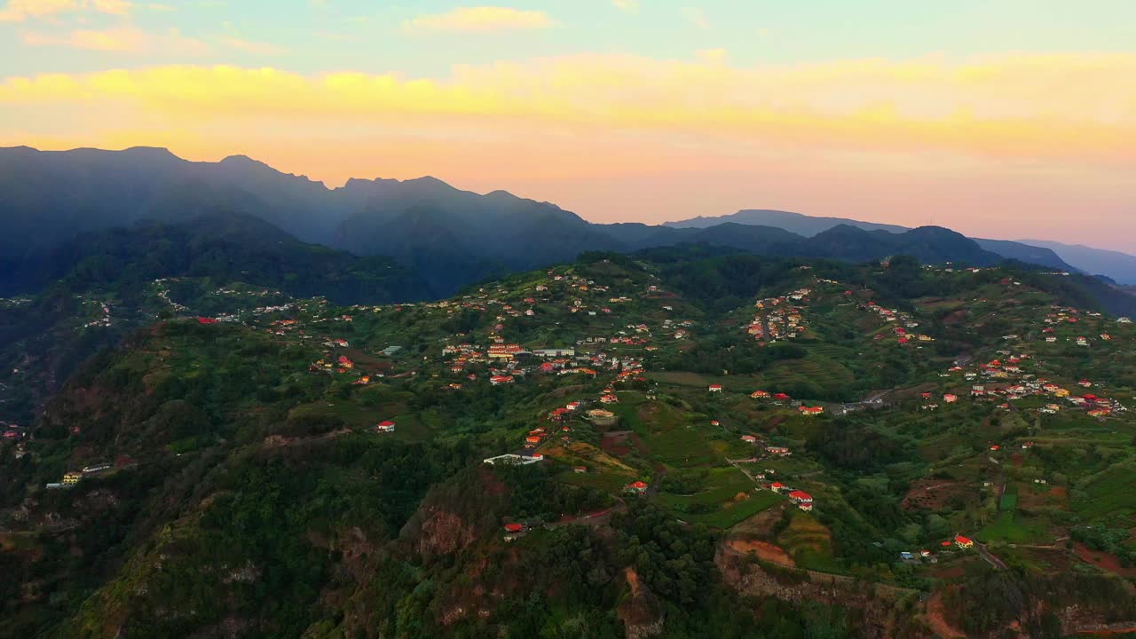 马德拉岛日落时分，橙色天空下落基山脉上的小村庄视频素材