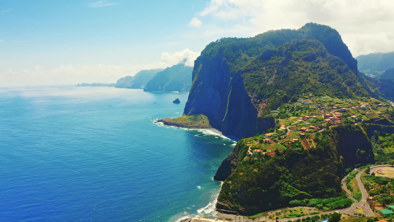 从空中俯瞰落基山脉和马德拉岛大西洋的美丽景色视频素材