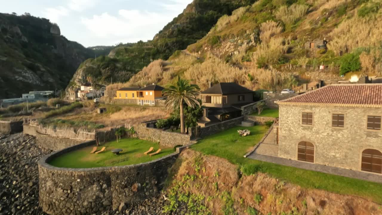 空中FPV无人机飞越海浪冲在岩石海岸的海滩，马德拉岛视频素材