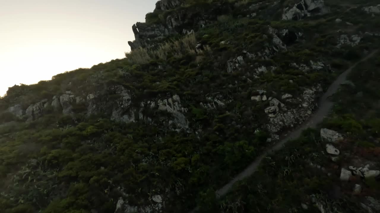 空中FPV无人机飞越落基山脉和海滩日落，马德拉岛视频素材