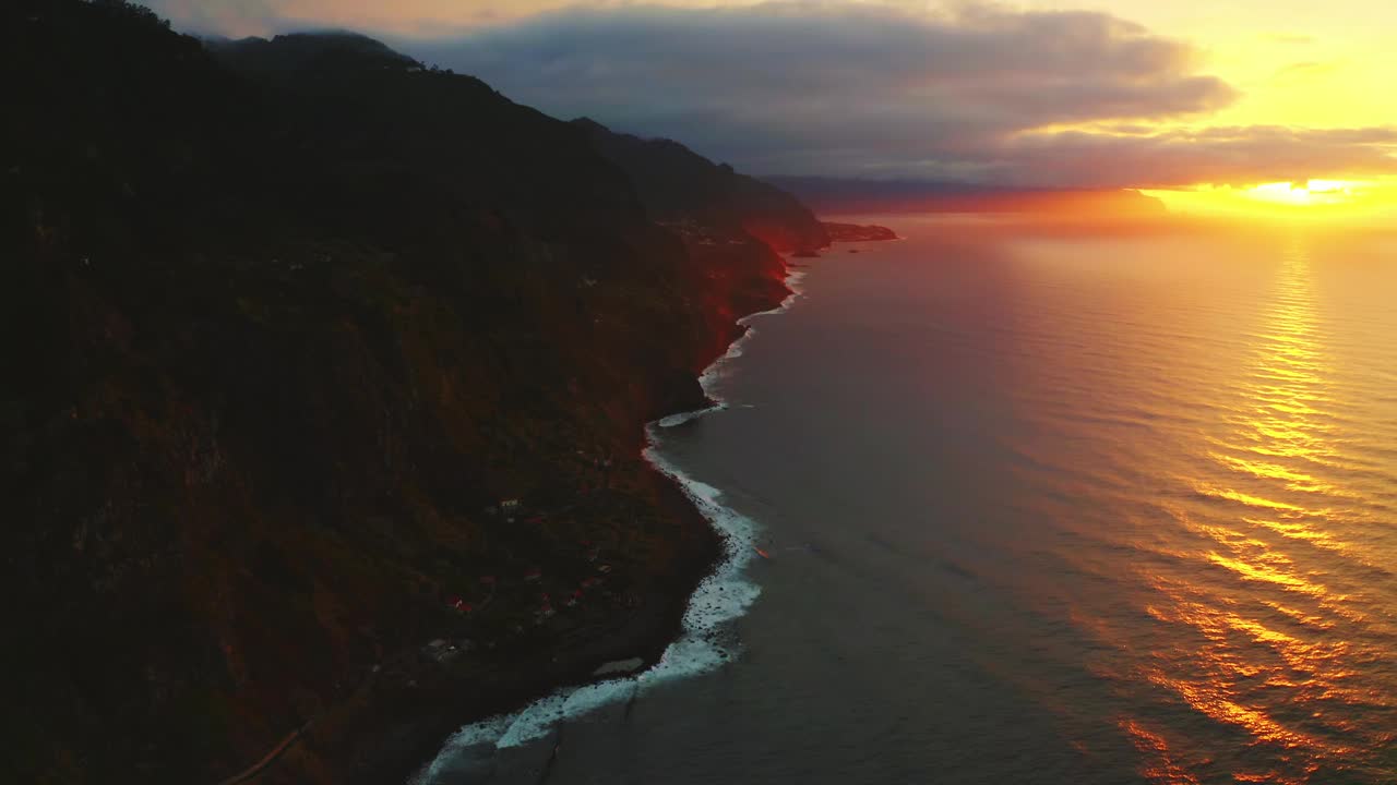 空中无人机拍摄的剪影山脉和大西洋在日落期间在马德拉岛视频素材