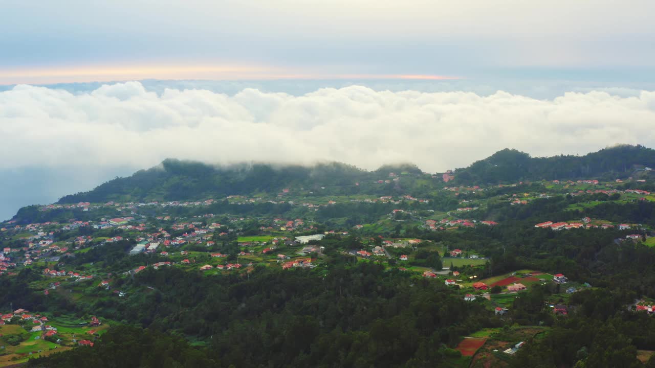 空中无人机拍摄的小镇在马德拉岛和云景在日出视频素材